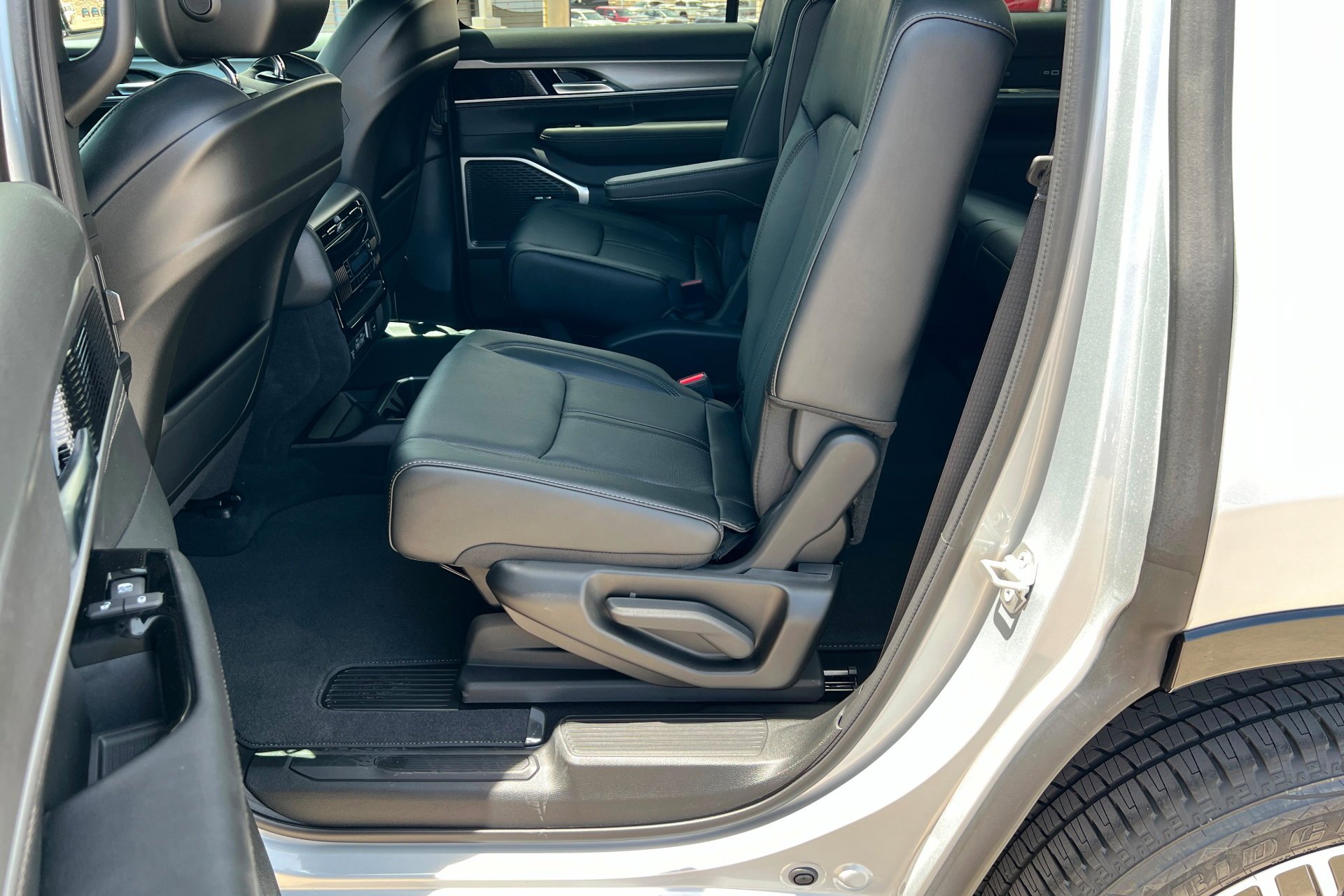 New 2026 Silver-Zynith Exterior Paint Jeep  image 22