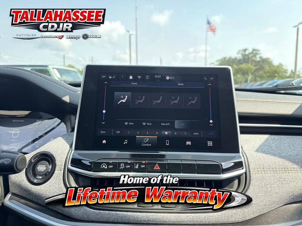New 2026 Diamond Black Crystal Pearl-Coat Exterior Paint Jeep Latitude image 24