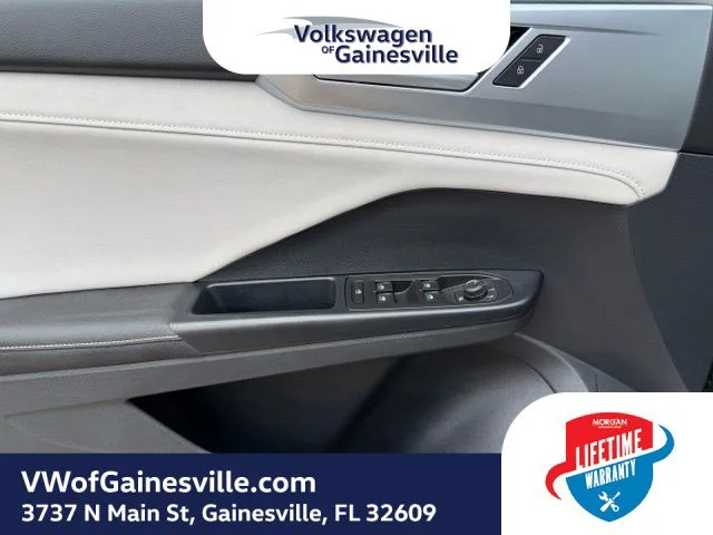 Certified Used 2025 Pyrite Silver Metallic Volkswagen SE image 16