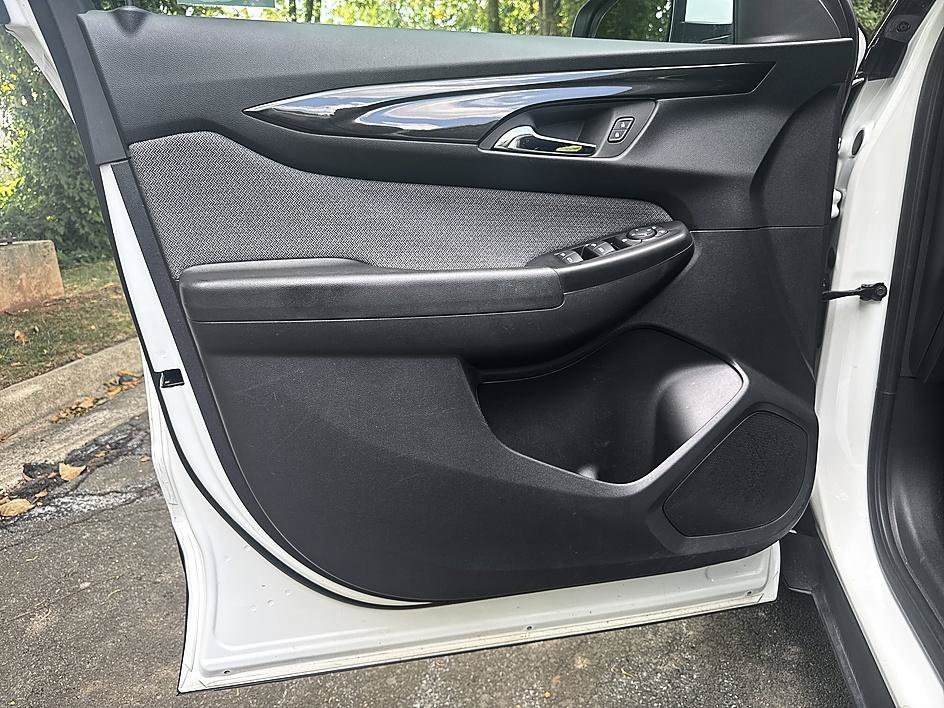 Used 2025 Summit White Chevrolet LT image 3