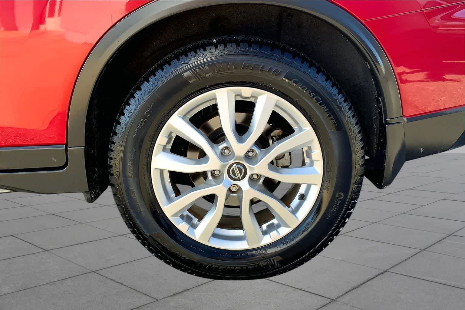 Used 2017 Palatial Ruby Nissan SV image 11