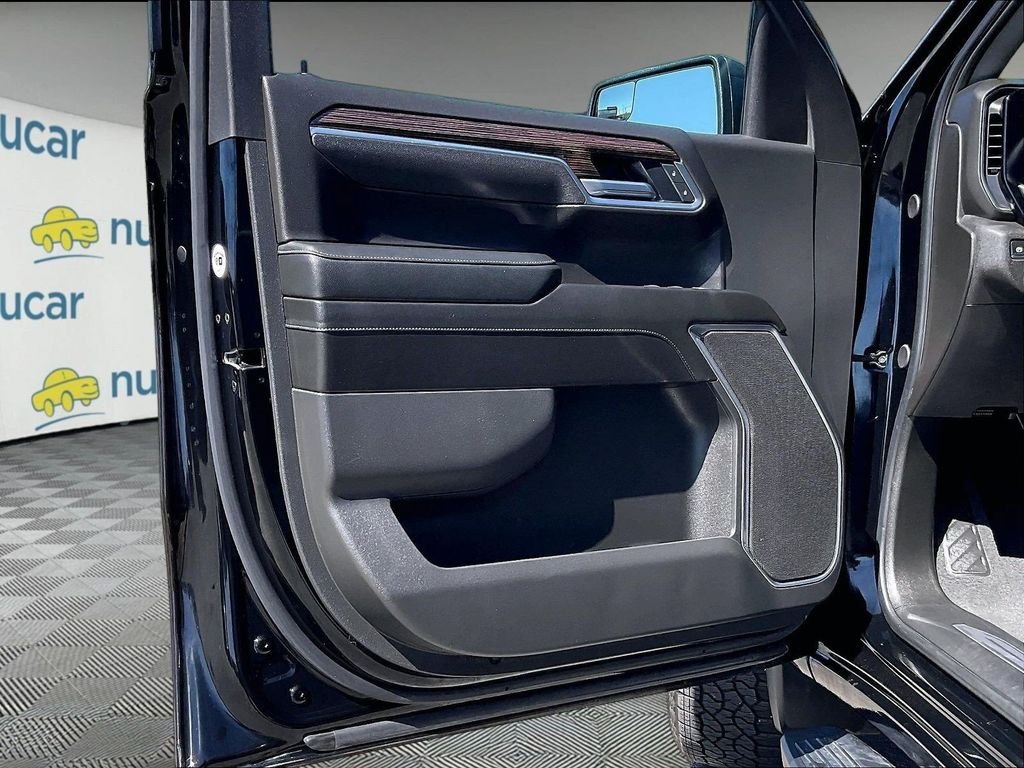 Used 2025 Black GMC Elevation image 9