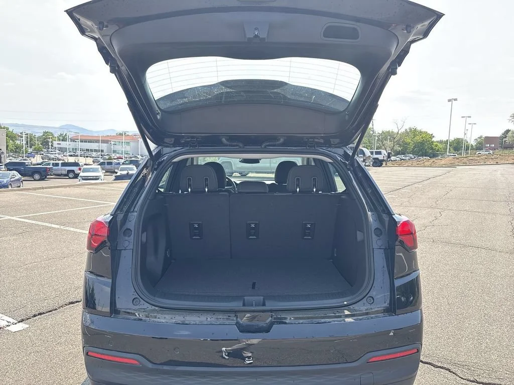 New 2027 Mosaic Black Metallic Chevrolet LT image 25