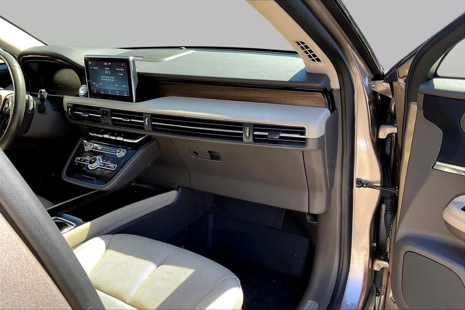 Used 2021 Iced Mocha Lincoln Reserve image 17