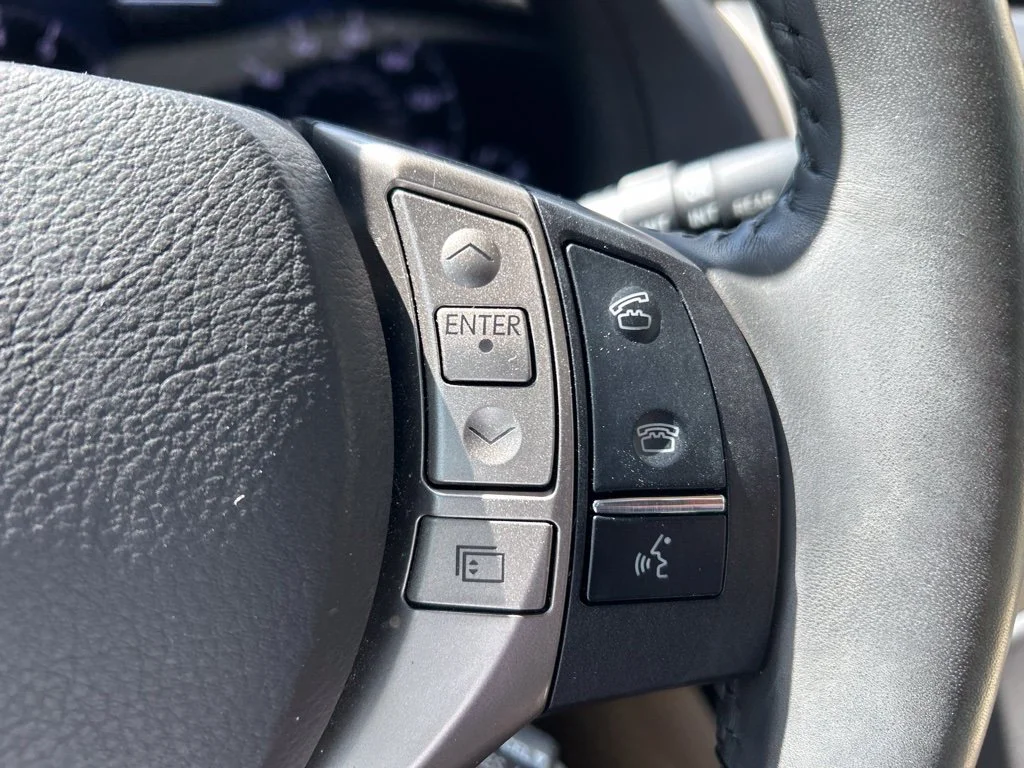 Used 2013 White Lexus 350 image 18