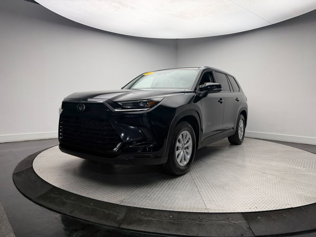 Used 2025  Toyota XLE image 2