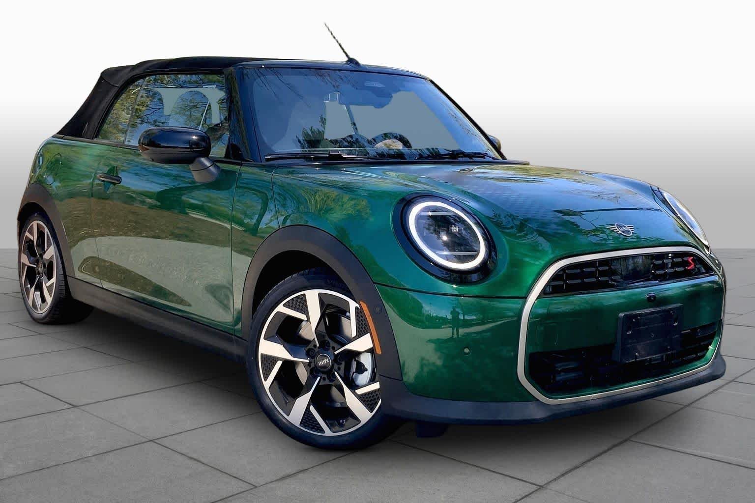 New 2026 British Racing Green IV Metallic MINI Iconic image 2