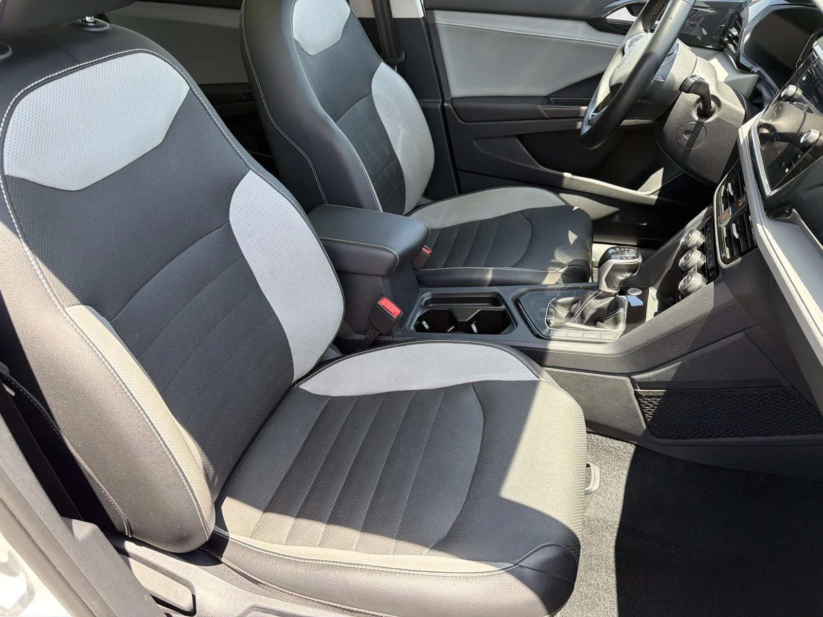 Used 2022 Pure White Volkswagen SEL FWD image 22