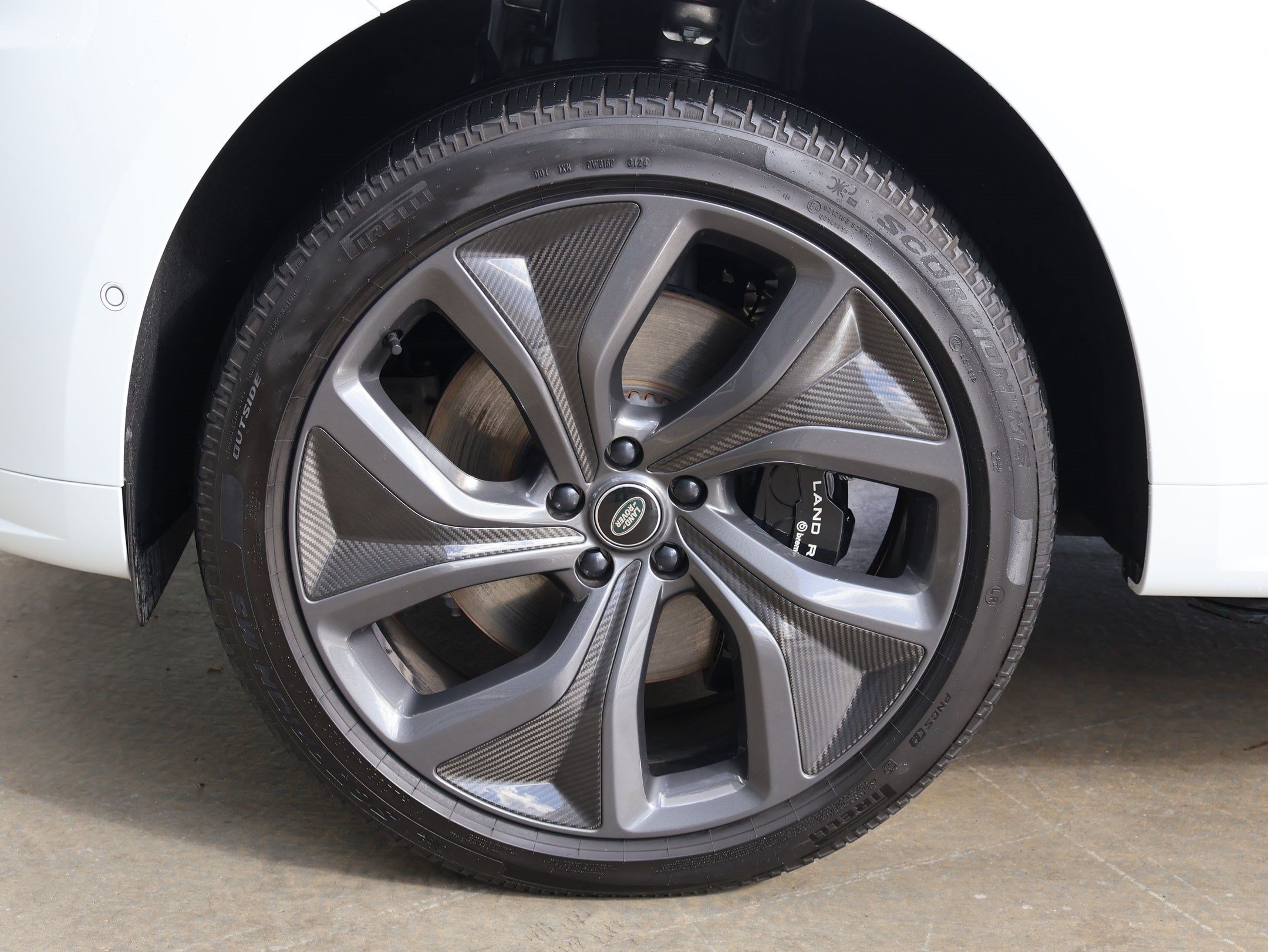 Certified Used 2025 Fuji White Land Rover Autobiography image 11
