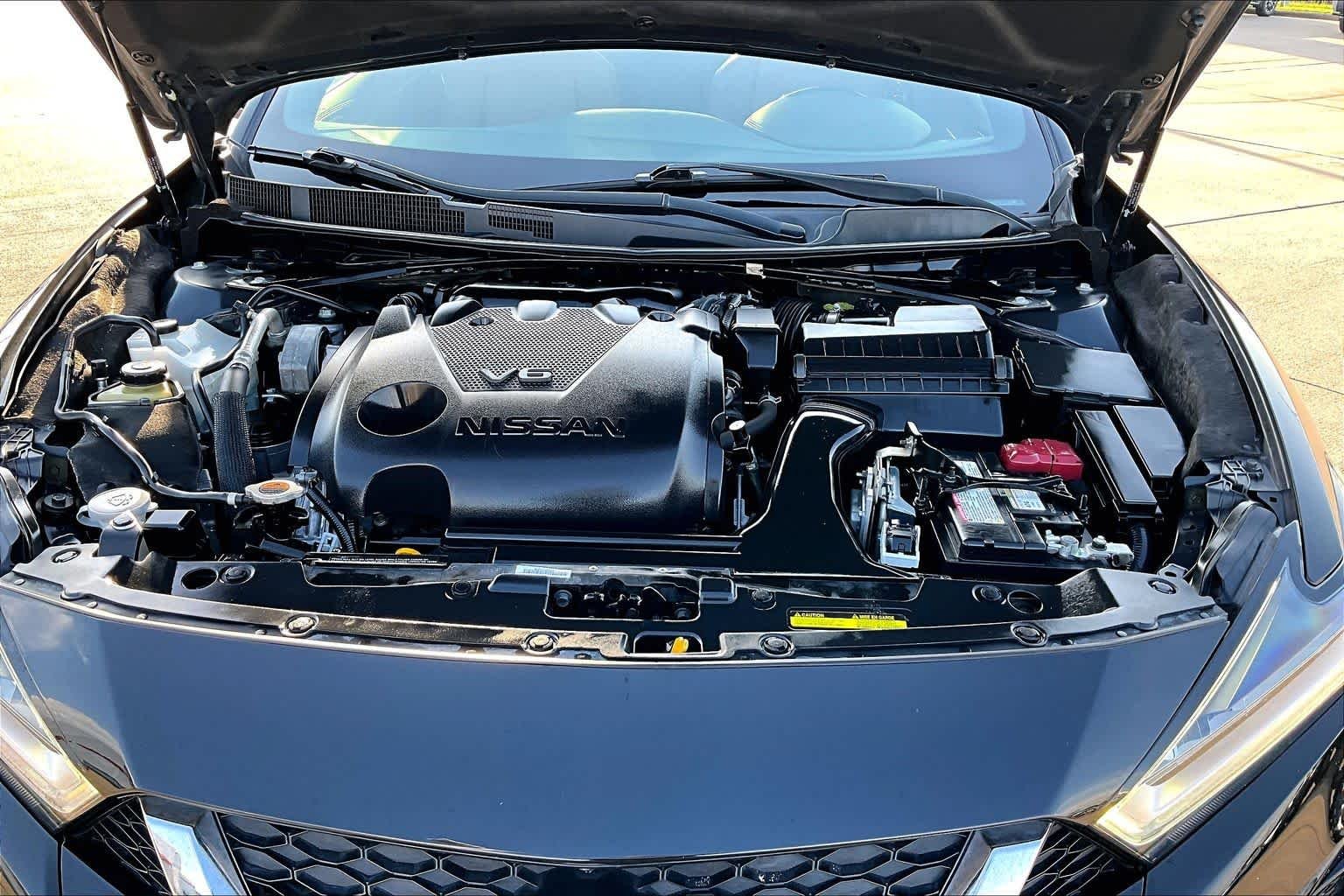 Used 2020 Super Black Nissan Platinum image 27