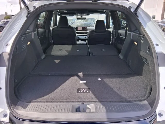 New 2027 RADIANT WHITE INFINITI Luxe AWD image 6