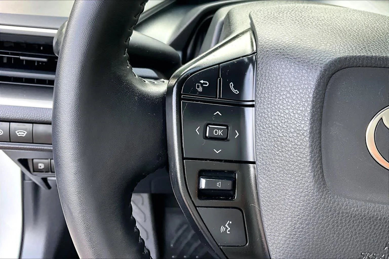 Used 2024 Wind Chill Pearl Toyota LE image 22