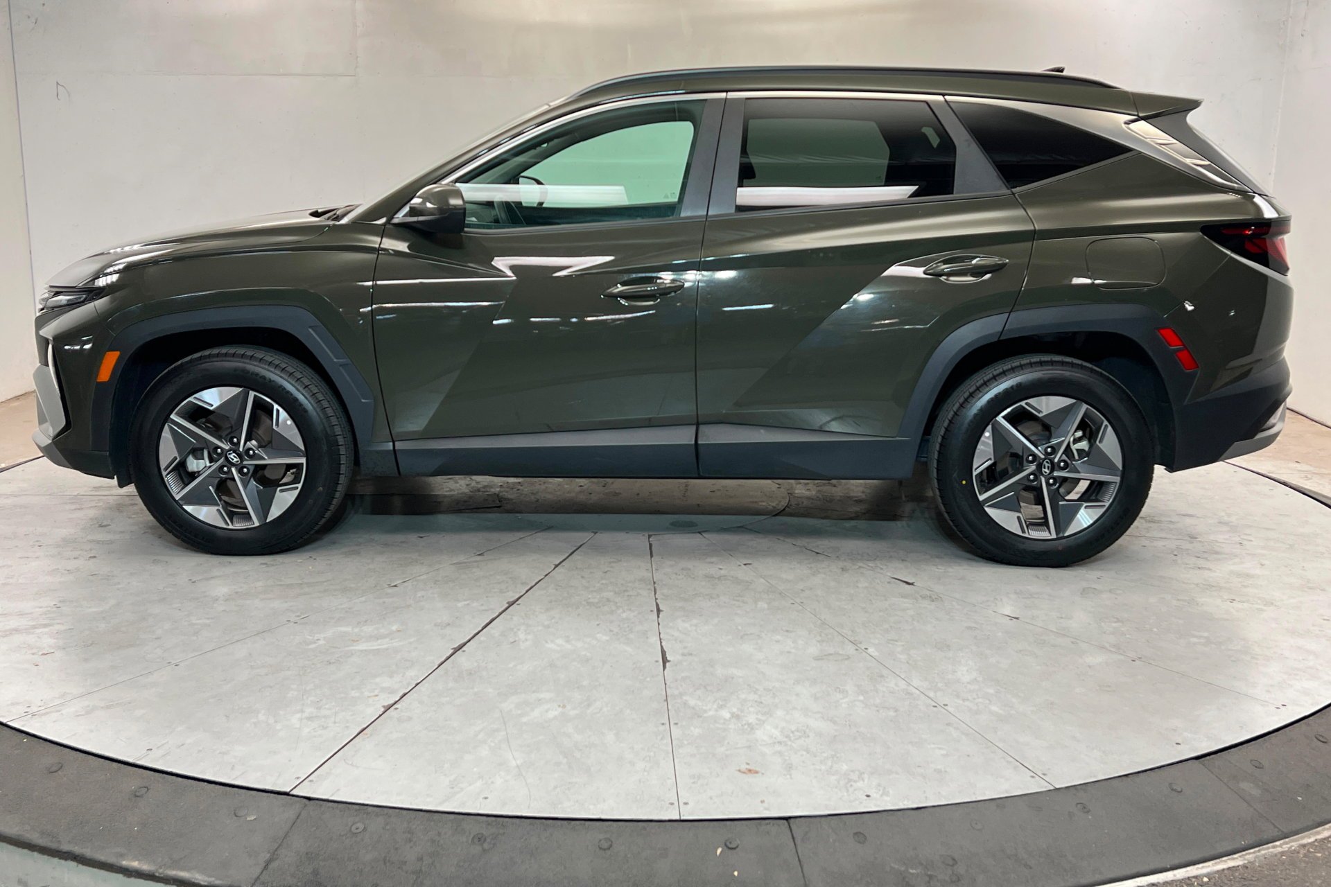 Used 2025 Rockwood Green Hyundai SEL image 2