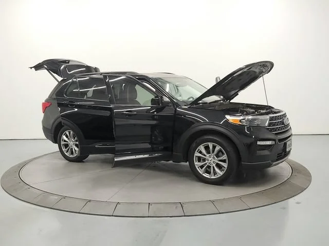 Used 2023 Agate Black Metallic Ford XLT image 10