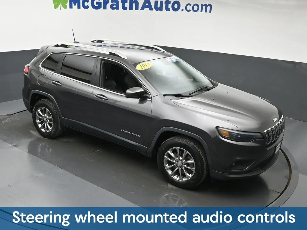 Used 2019 Gray Jeep Latitude Plus image 3