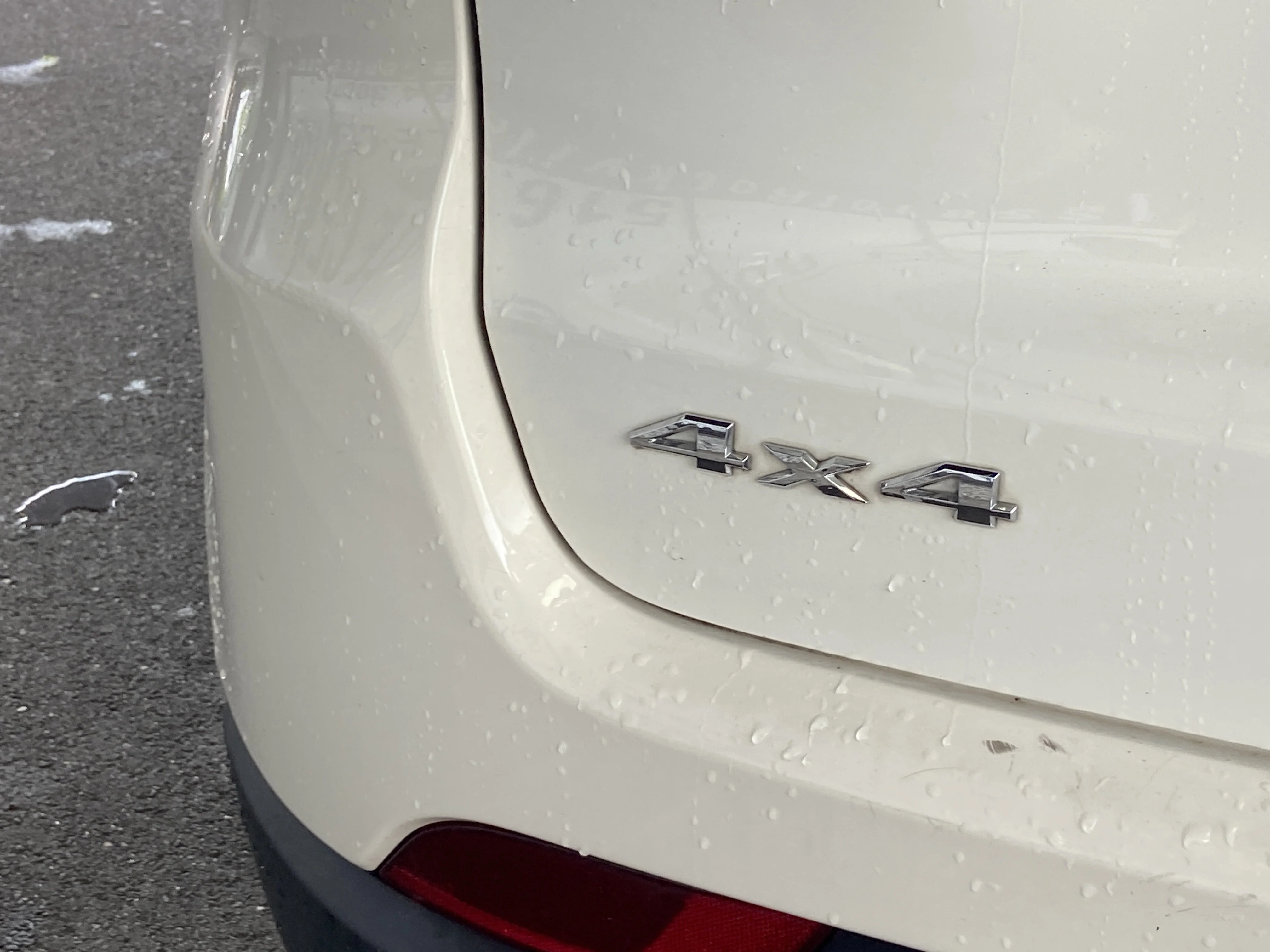 Used 2020 White Clearcoat Jeep Latitude image 33