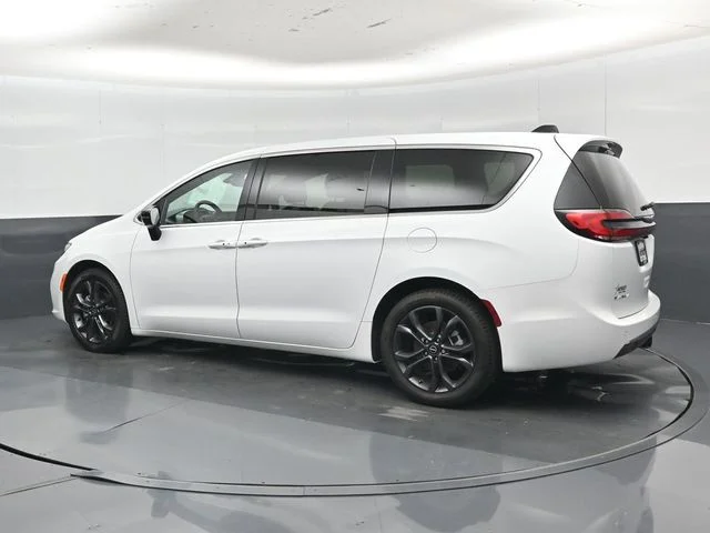 New 2026 Bright White Clear-Coat Exterior Paint Chrysler Limited image 30