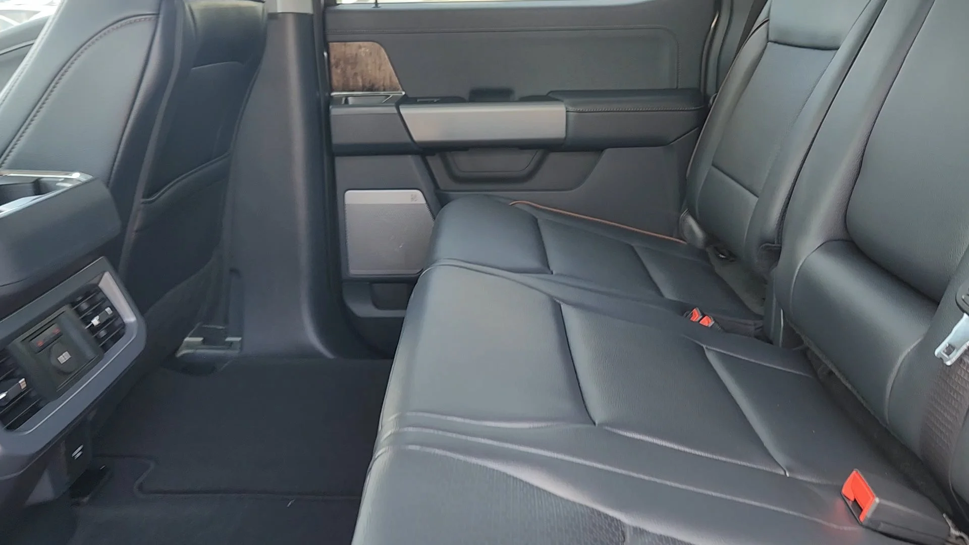 New 2026 Carbonized Gray Metallic Ford LARIAT image 36