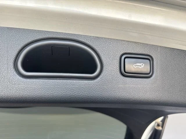 Used 2018 White Hyundai Value image 24