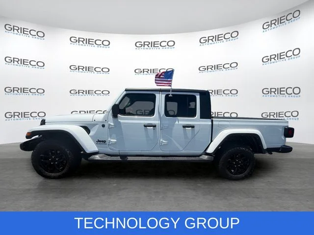 Used 2022 White Jeep Altitude image 4