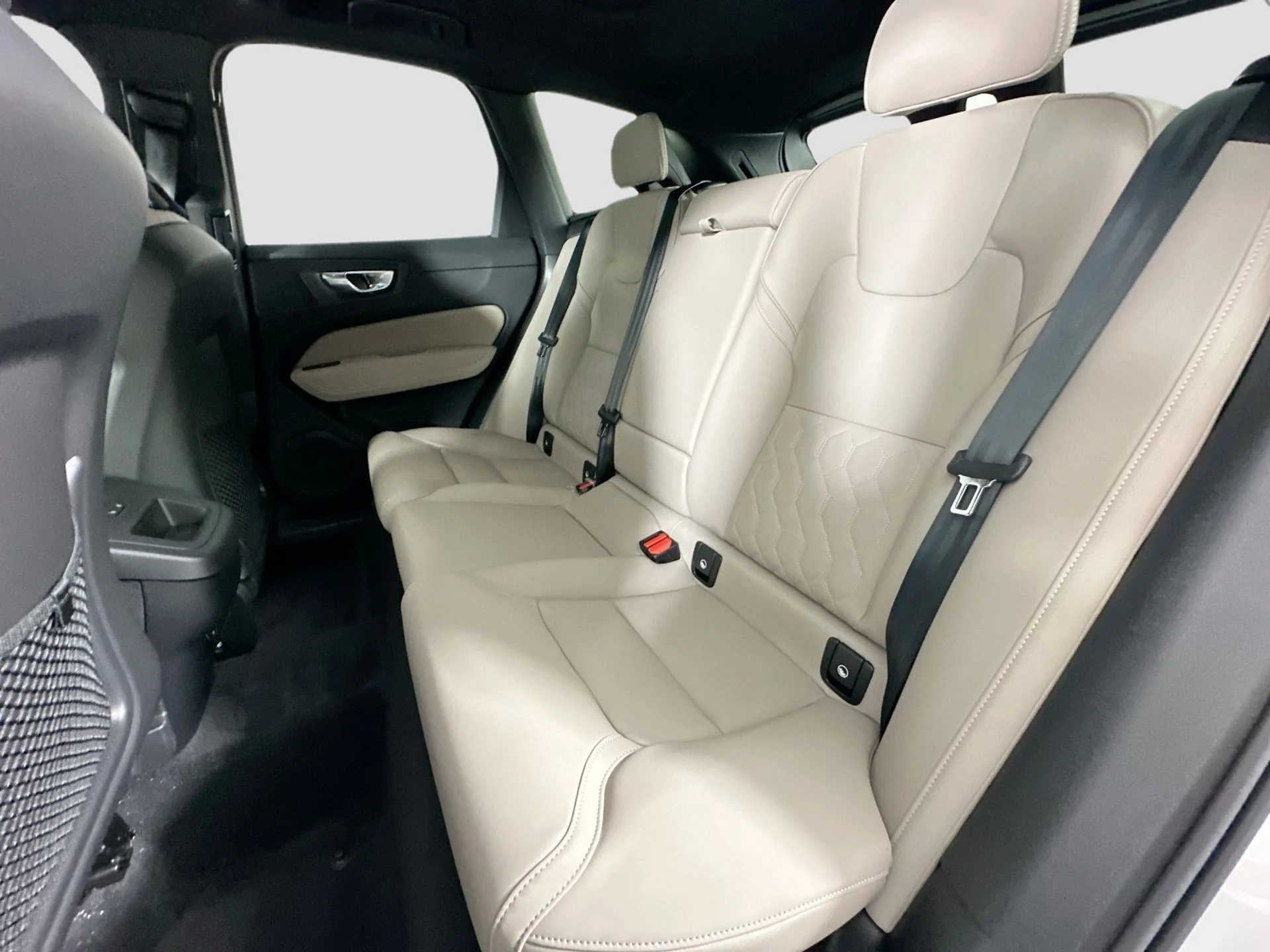 New 2026 White Volvo B5 Plus image 25