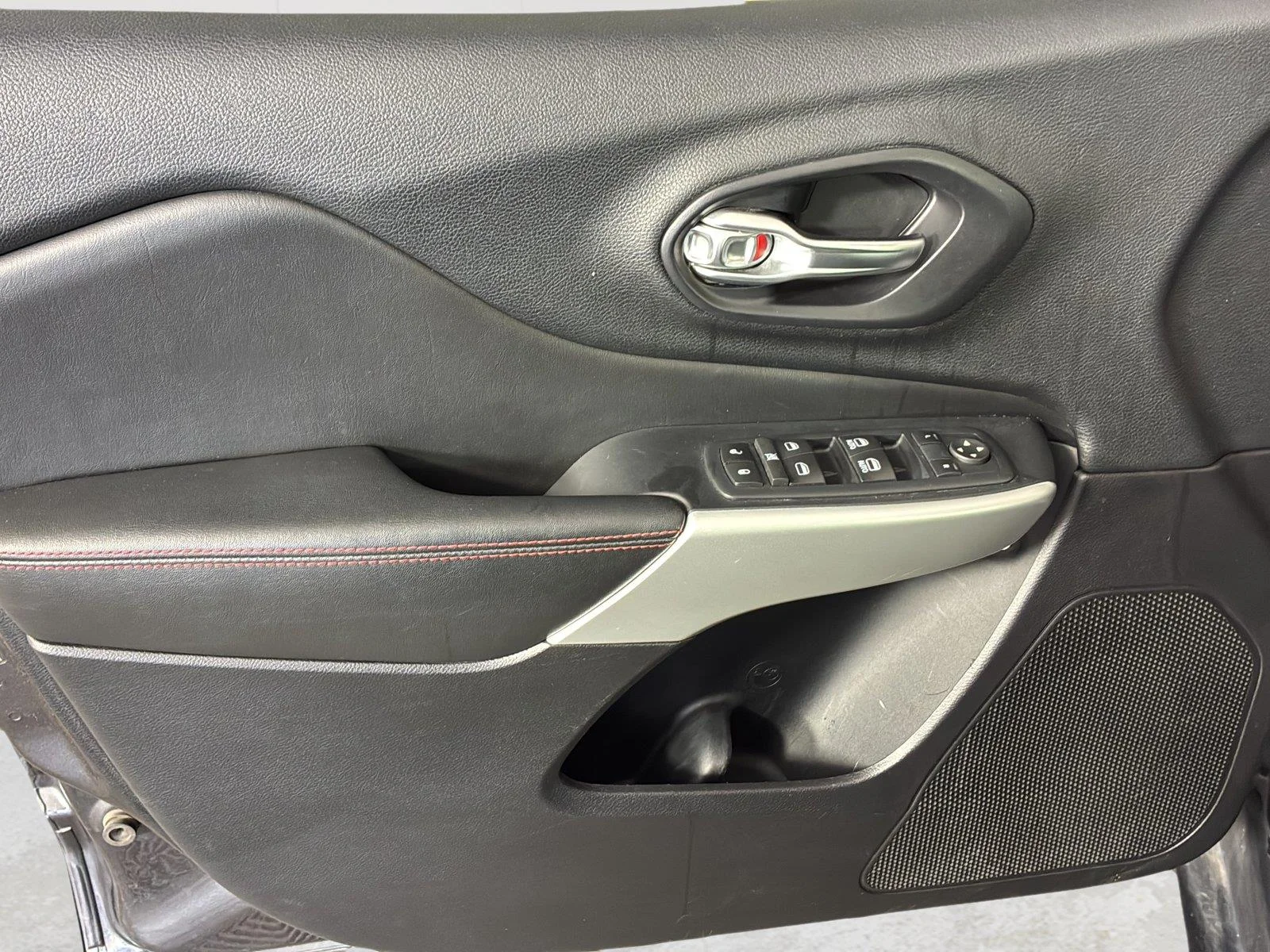 Used 2017 Granite Crystal Metallic Clearcoat Jeep Trailhawk image 27