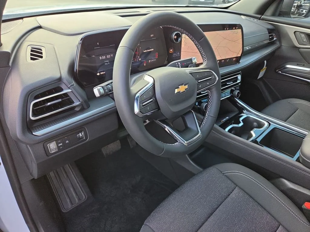 New 2026 Polar White Tricoat Chevrolet LT image 2