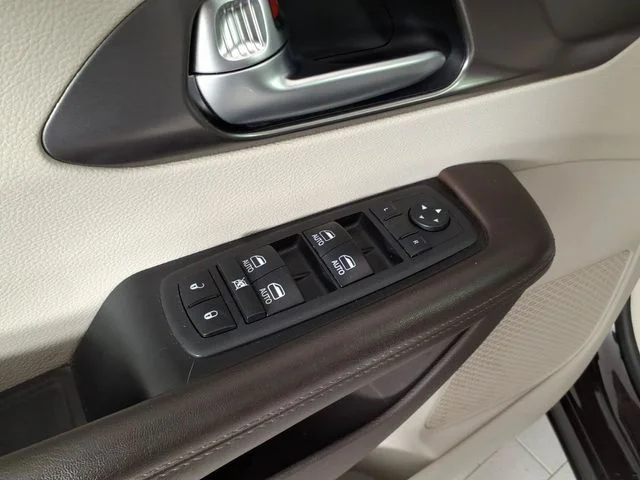 Used 2018 Red Chrysler Touring L Plus image 14