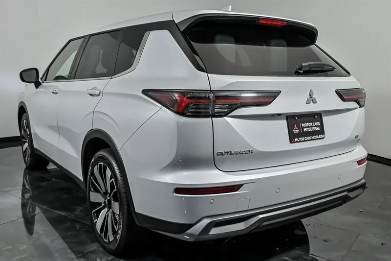 Used 2025 White Diamond Mitsubishi SE image 7