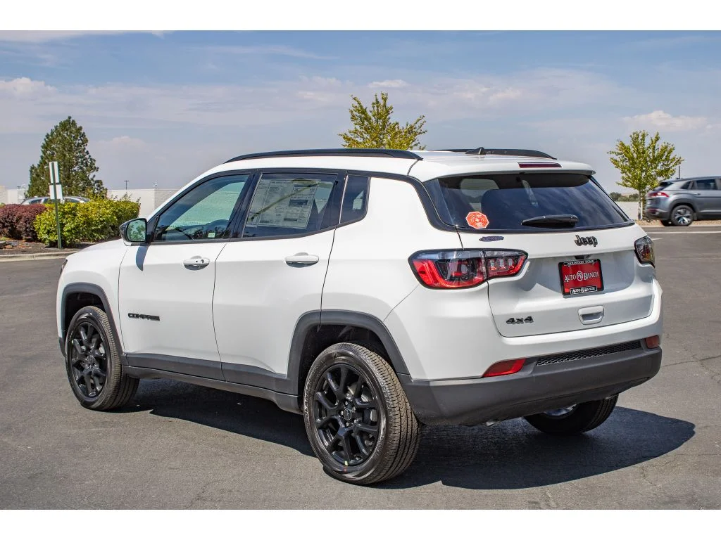 New 2026 Bright White Clearcoat Jeep Latitude image 6