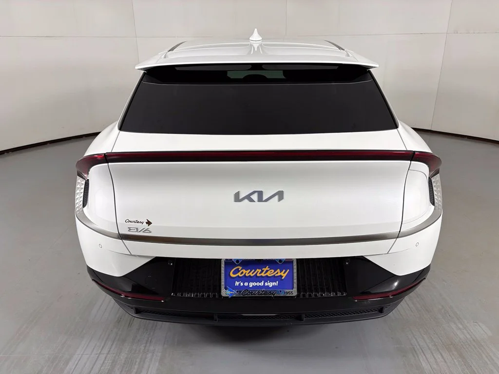 Used 2022 White Kia Wind image 7