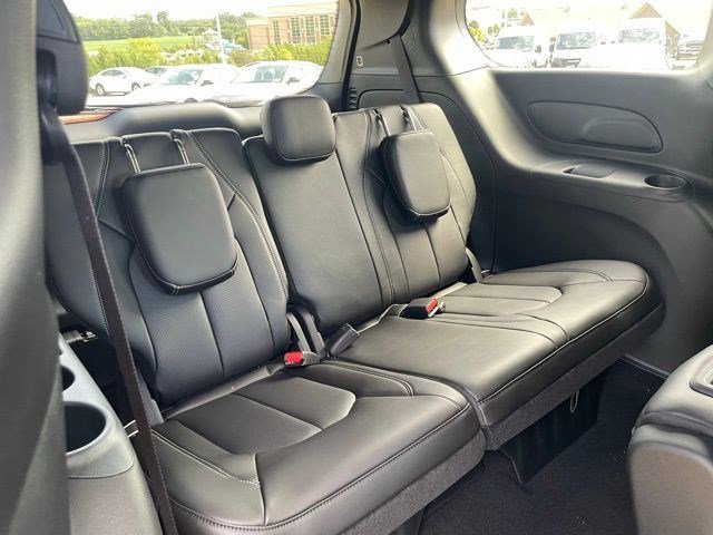 New 2026 Diamond Black Crystal Pearlcoat Chrysler Select image 11