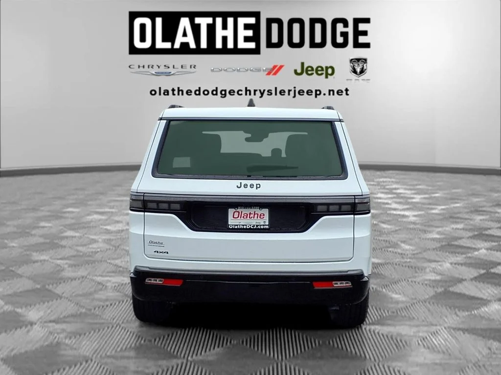 New 2026 Bright White Clear-Coat Exterior Paint Jeep Limited Altitude image 30