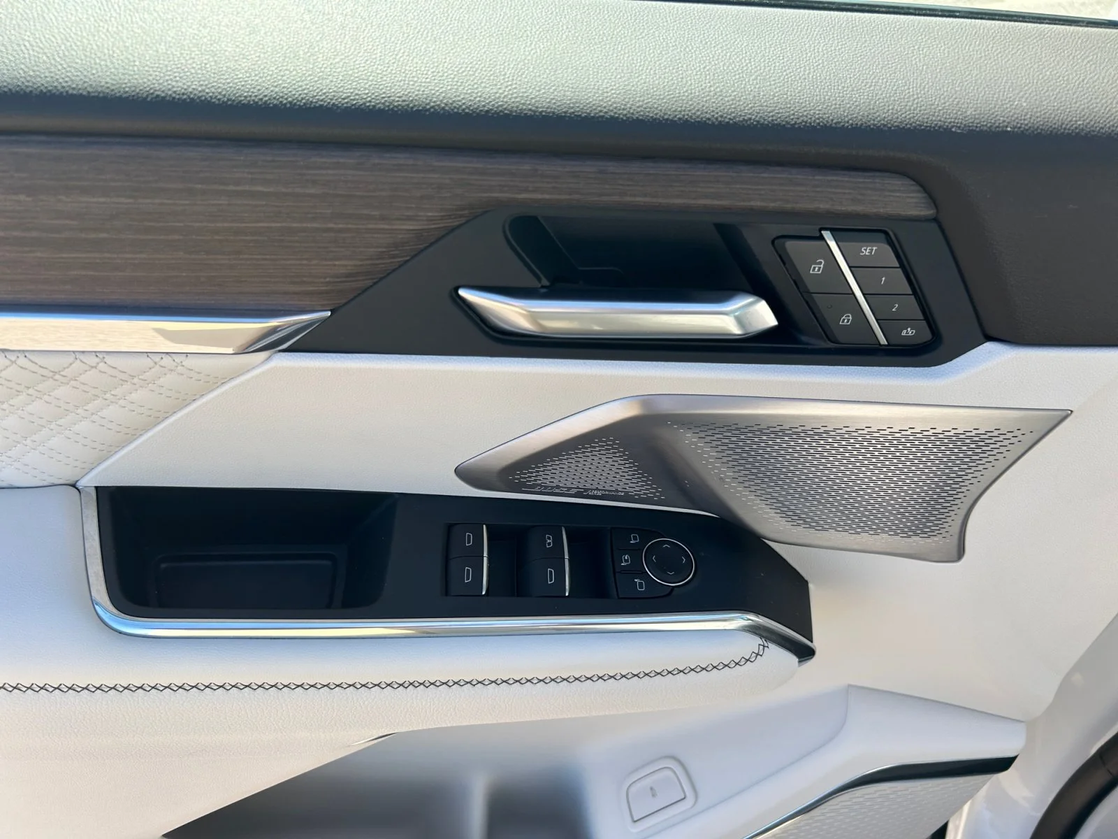 Used 2025 Summit White GMC Denali AWD Leather Sunroof Navigation image 17