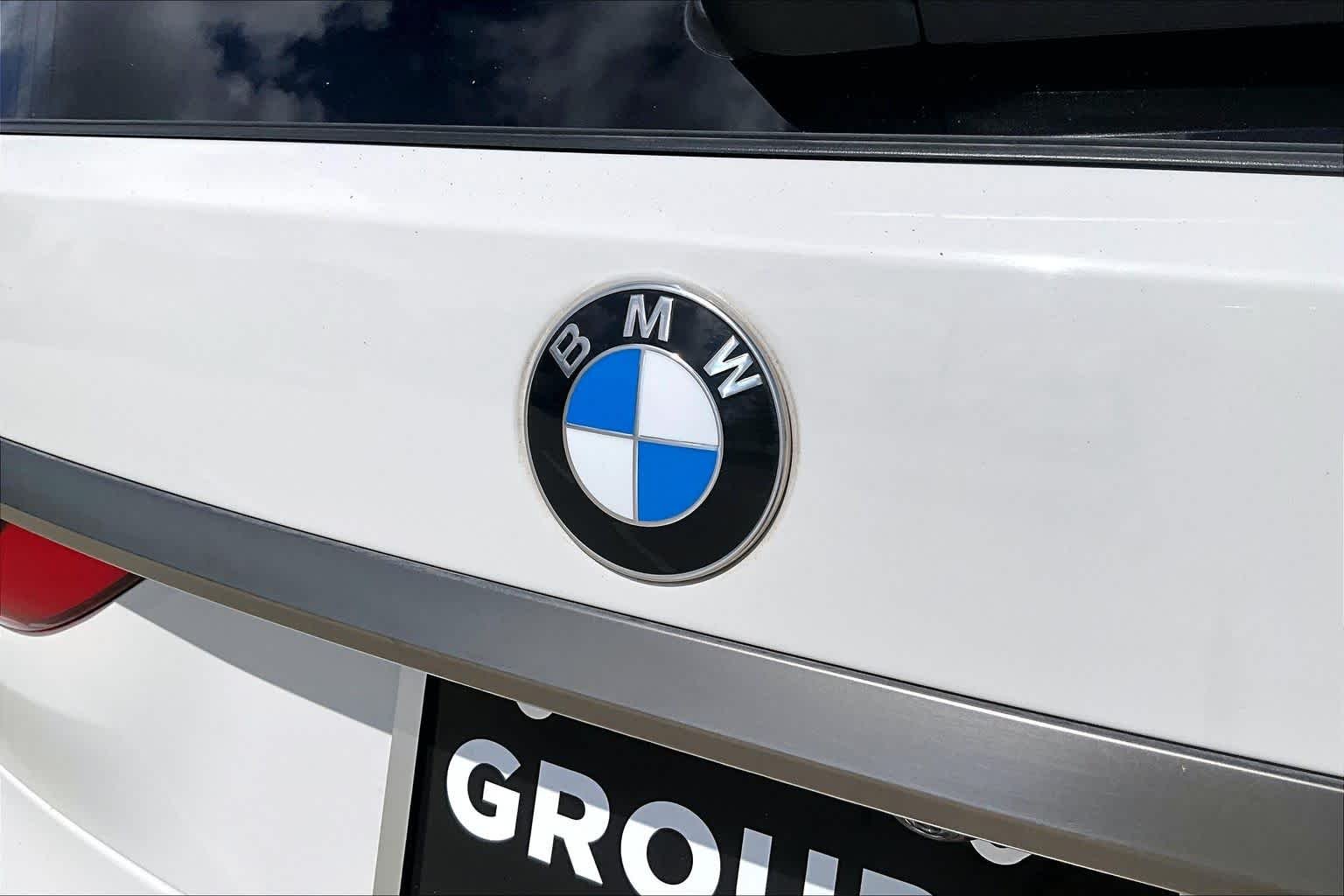 Used 2022 Alpine White BMW M50i image 29
