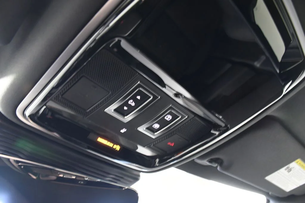 New 2026 Santorini Blk Land Rover Dynamic SE image 32