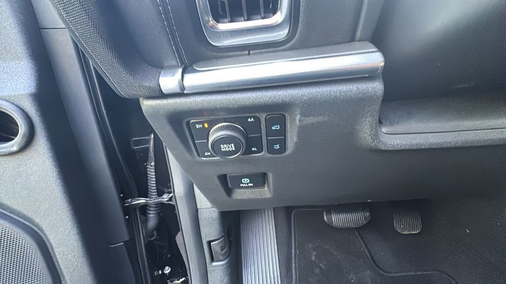 Used 2025 Black Metallic Ford Platinum image 15