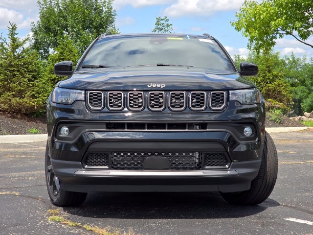 New 2026 Diamond Black Crystal Pearl-Coat Exterior Paint Jeep Latitude image 3