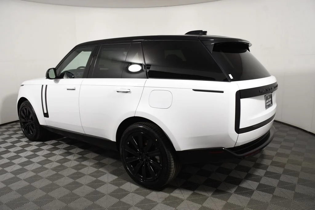New 2026 Ostuni Pearl Wh Land Rover SE image 3