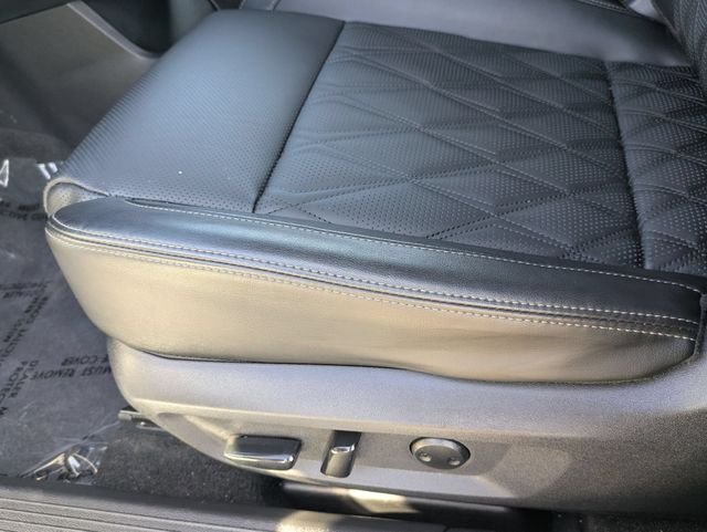 Used 2023 Pearl White Nissan Platinum image 23