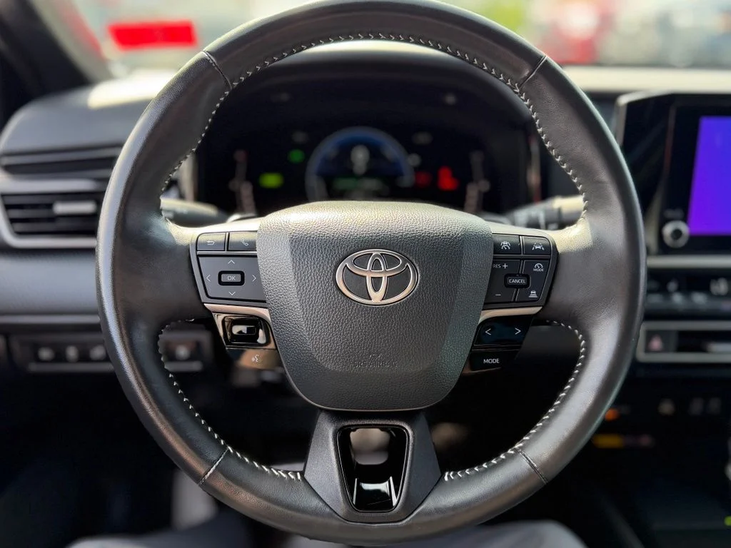 Used 2025  Toyota SE image 11
