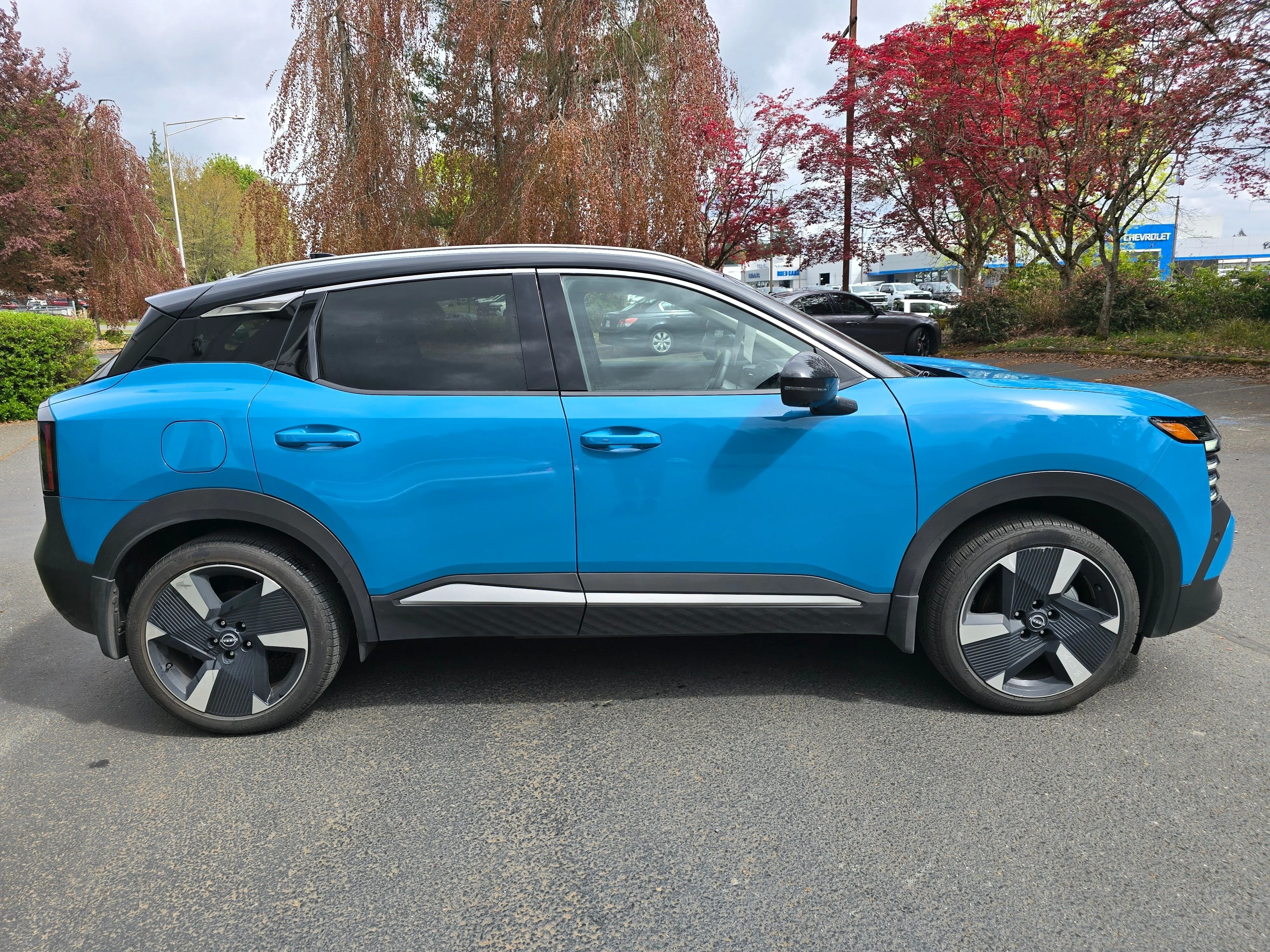 Used 2025 Blue Metallic Nissan SR image 3