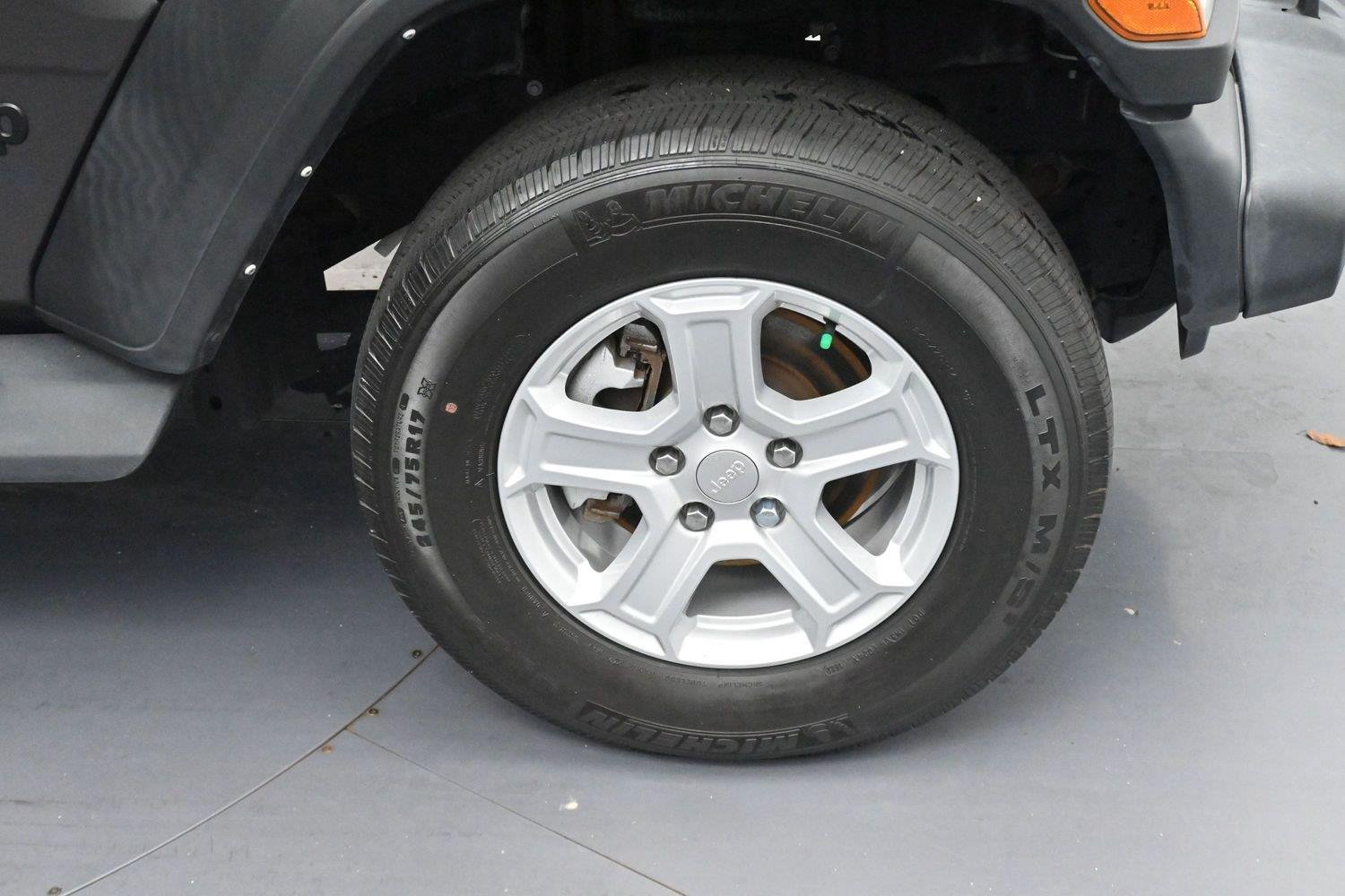 Used 2022 Granite Crystal Metallic Clearcoat Jeep Unlimited Sport S image 31