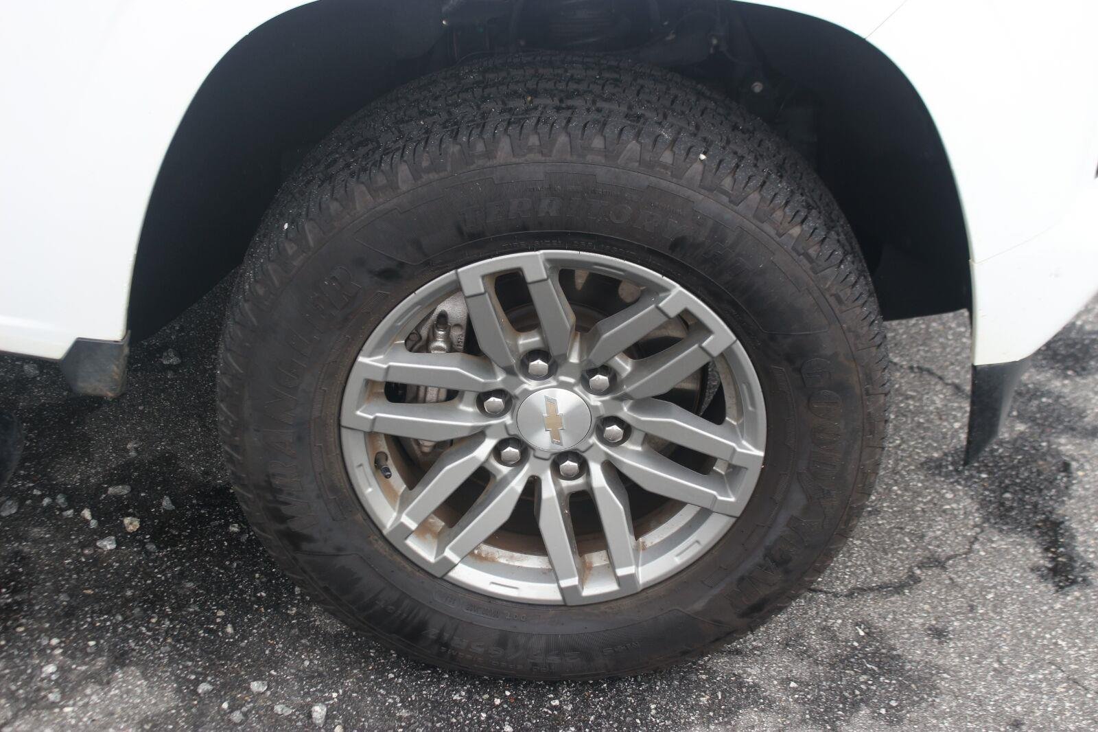 Used 2024 Summit White Chevrolet LT image 35