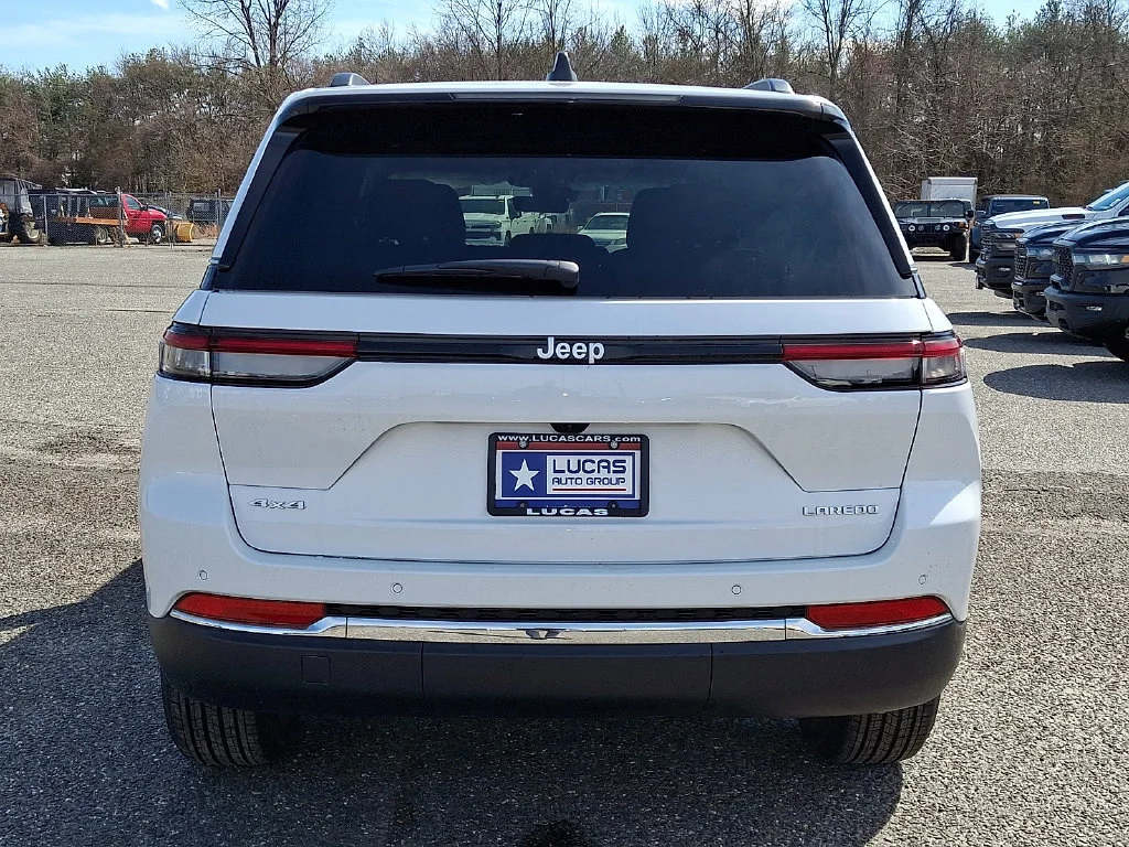New 2026 Bright White Clear-Coat Exterior Paint Jeep Laredo X image 7