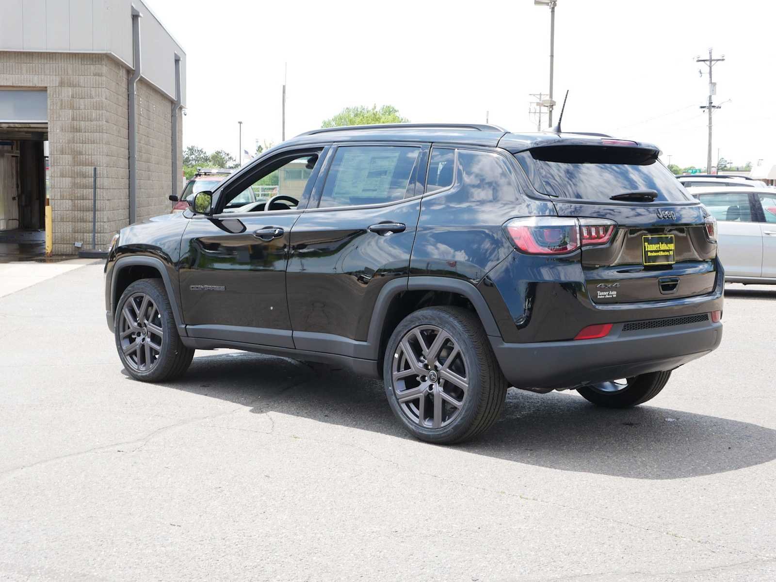 New 2026 Diamond Black Crystal Pearl-Coat Exterior Paint Jeep Latitude image 5