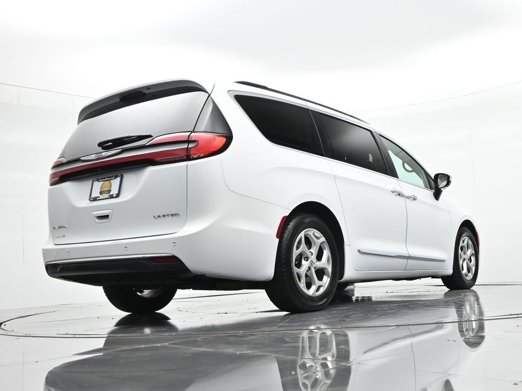 Used 2023 Bright White Clearcoat Chrysler Limited FWD image 20