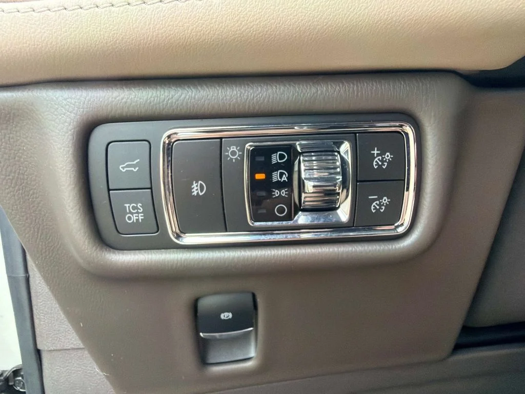 Used 2022 White Lincoln Reserve image 31