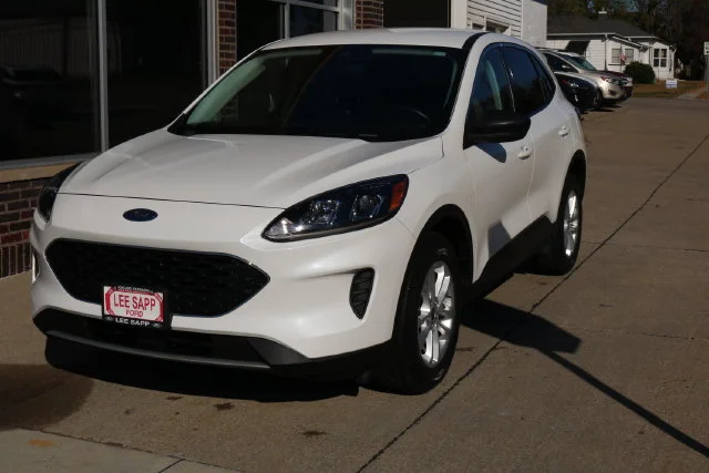 Used 2022 White Metallic Ford SE image 5