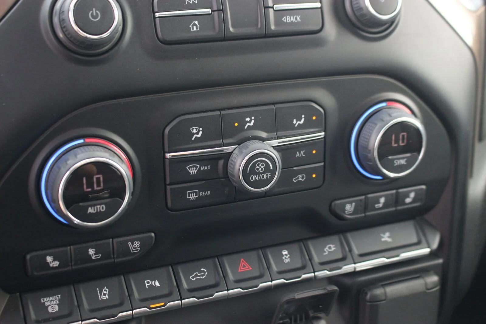 Used 2023 IRIDESCENT PEARL TRICOAT Chevrolet High Country image 27